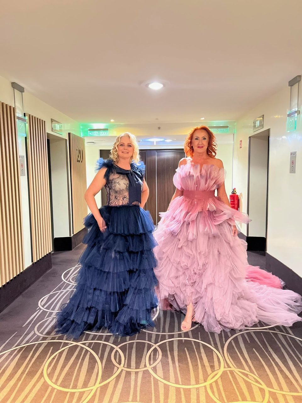 Marietta und Model Michaela Heppner in Abendroben im Hotelflur