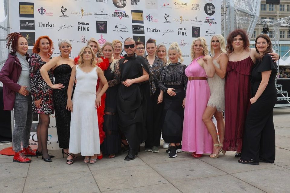 Das ganze Model-Team der FOA Fashion Week Berlin vor der Sponsorenwand, Marietta links im Leopardenkleid